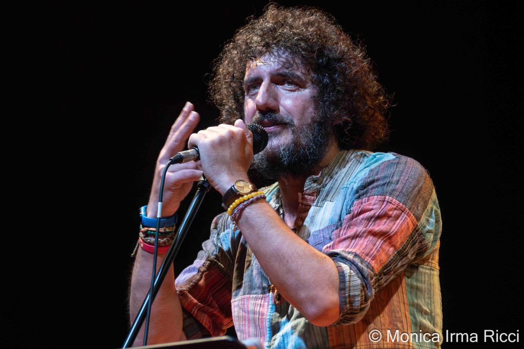 Andrea Rivera e la satira irriverente di “Nonsense di&nbsp;me!”